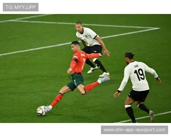 法甲巴黎锋线多点配合,禁区内威胁连连